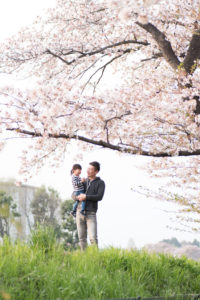 桜の下の父娘（Nikon D5500）